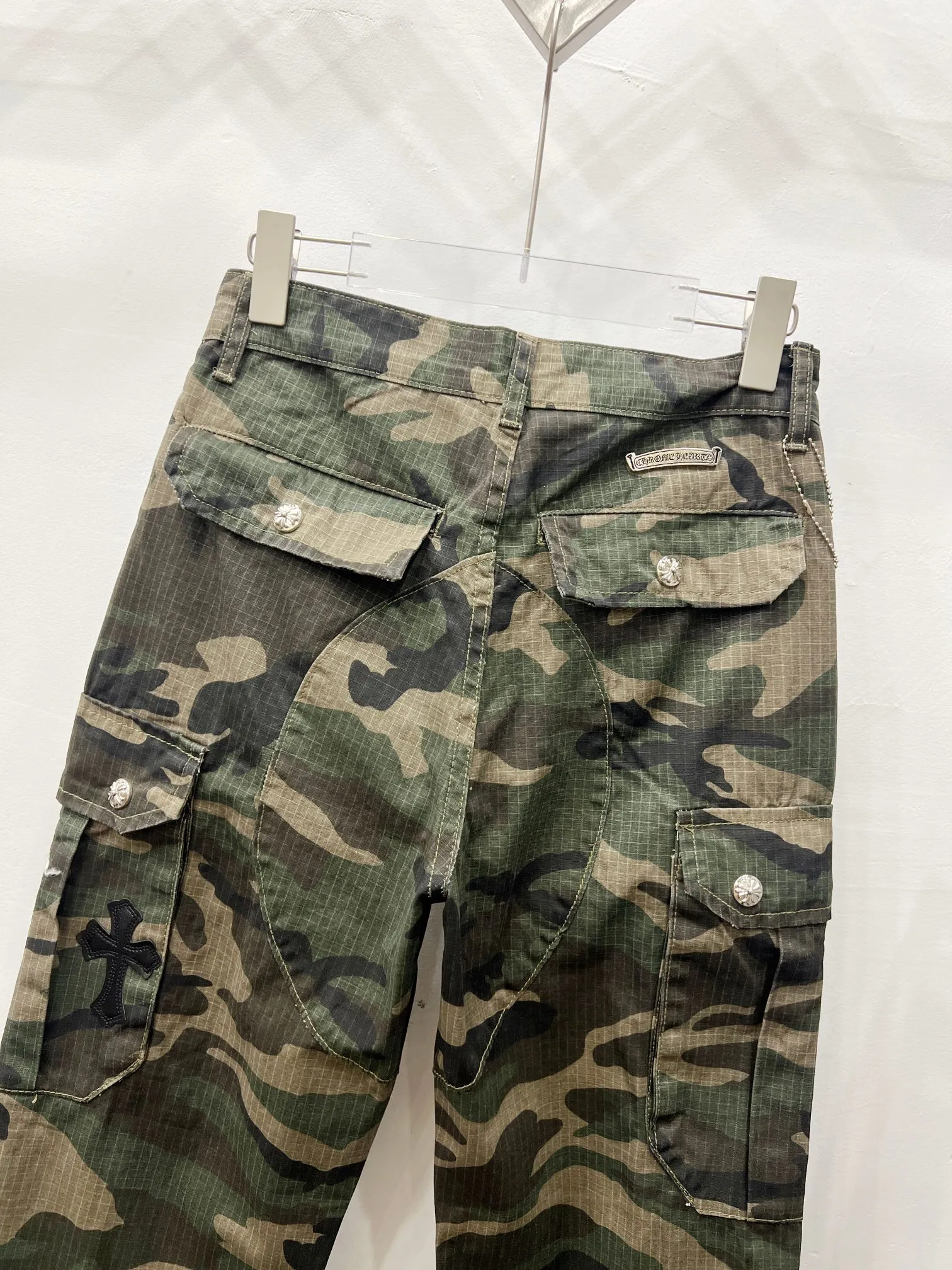 P260 Style No.: (r006) Chrome Hearts & Chrome Hearts new silver camouflage three-dimensional pocket overalls, original custom fabrics, the same high-end simple and loose version as the Internet celebrity star, with multiple embroidered letter LOGO designs, very high-end and stylish! The fabric feels very comfortable, a super versatile and good-looking overalls Size: 28-30-32-34-36 Color: Camouflage